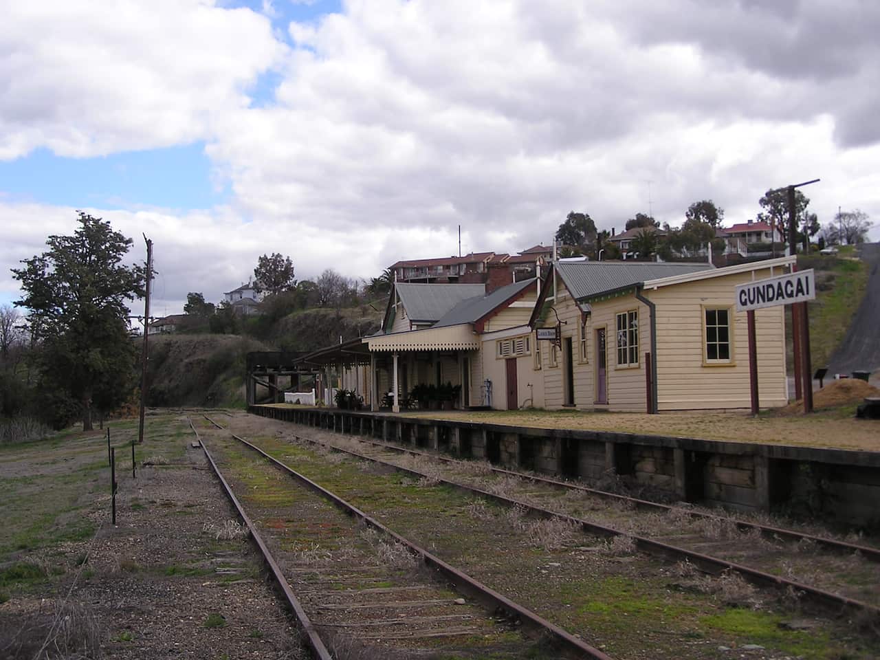Gundagai_railway_station_2006.jpg