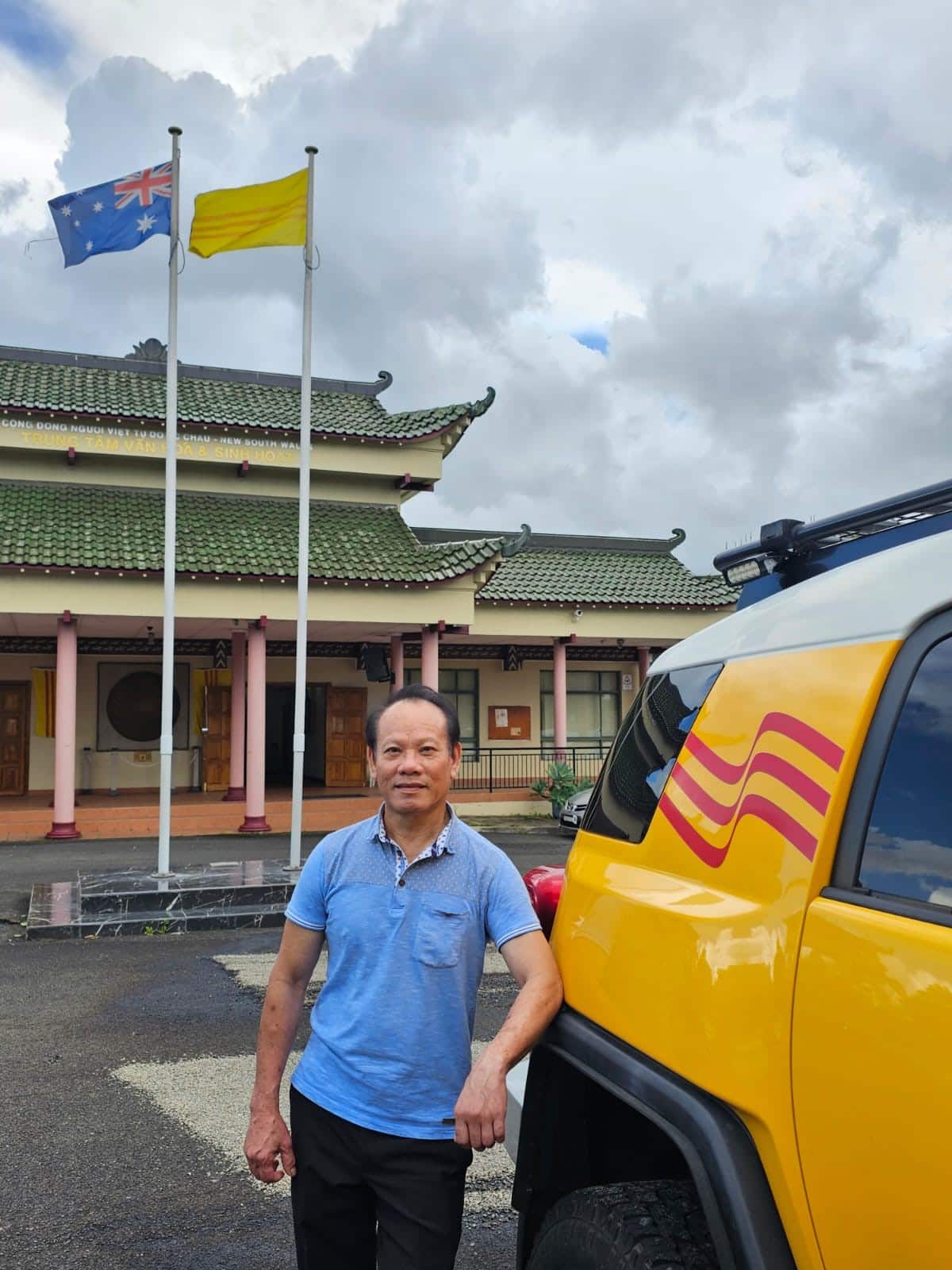 VĩnhTrình trước chiếc xe.jpg