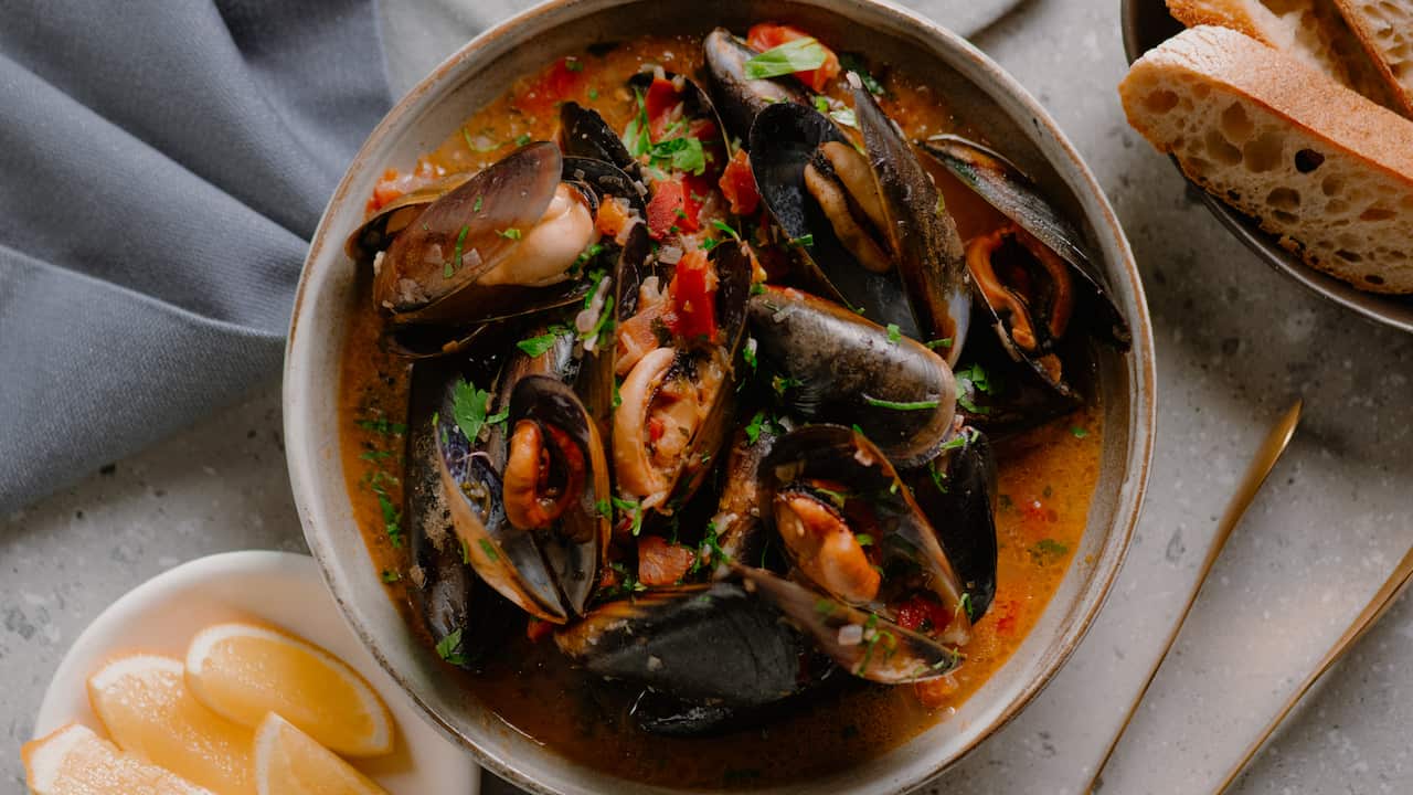 Mussels in fresh tomato broth