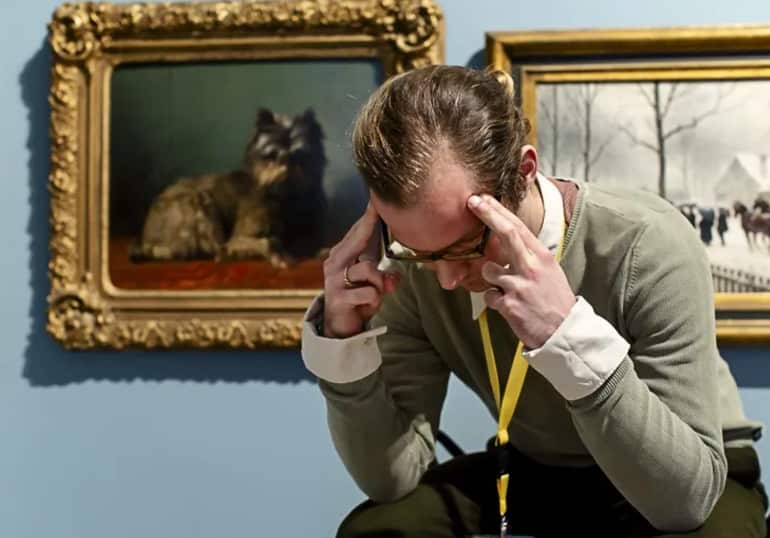 「勞嘈導覽員」不只會斥責，還會對展示覽品搖頭嘆氣。