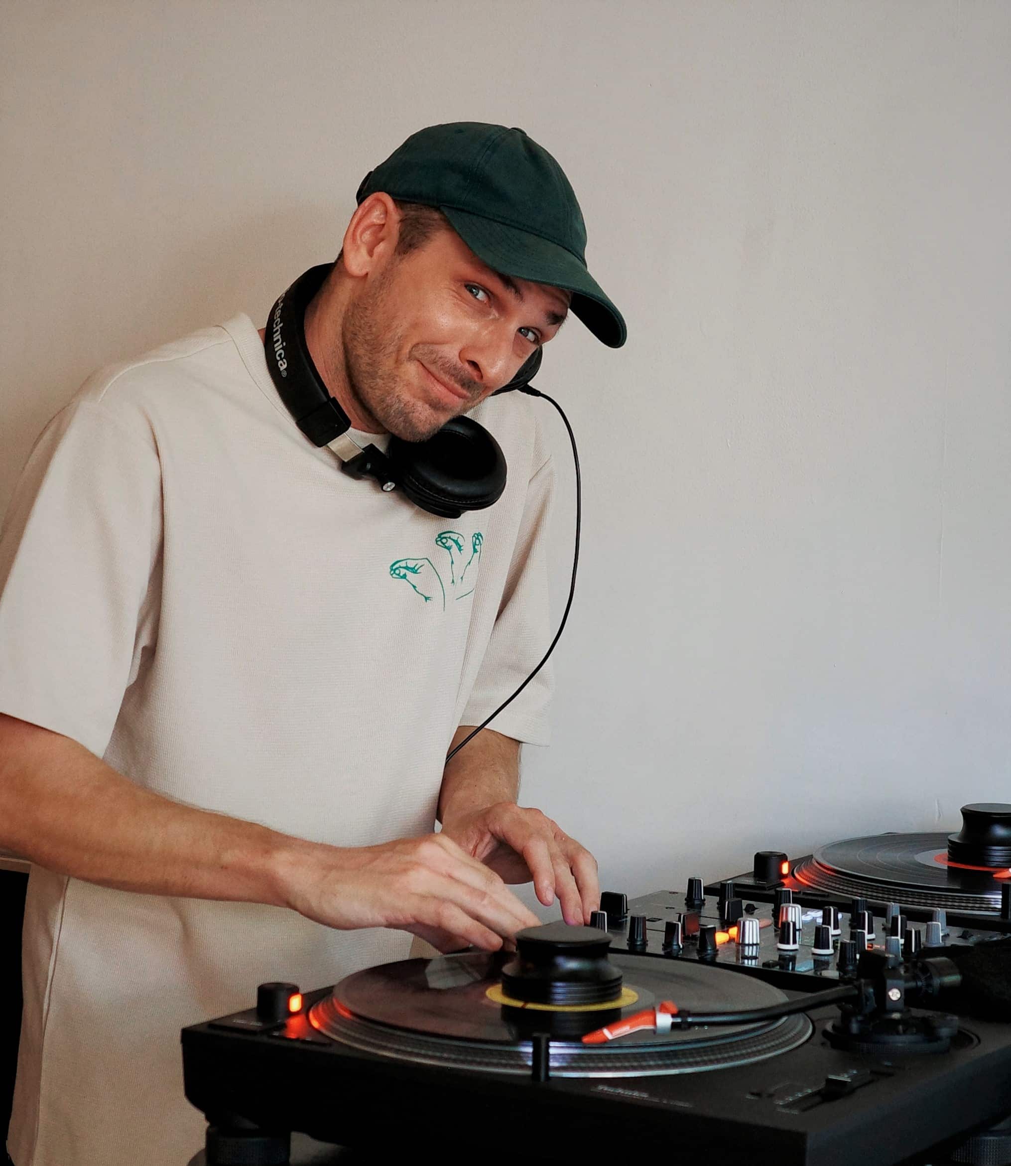 Munich DJ mixes music on the Sunshine Coast | SBS German | SBS German