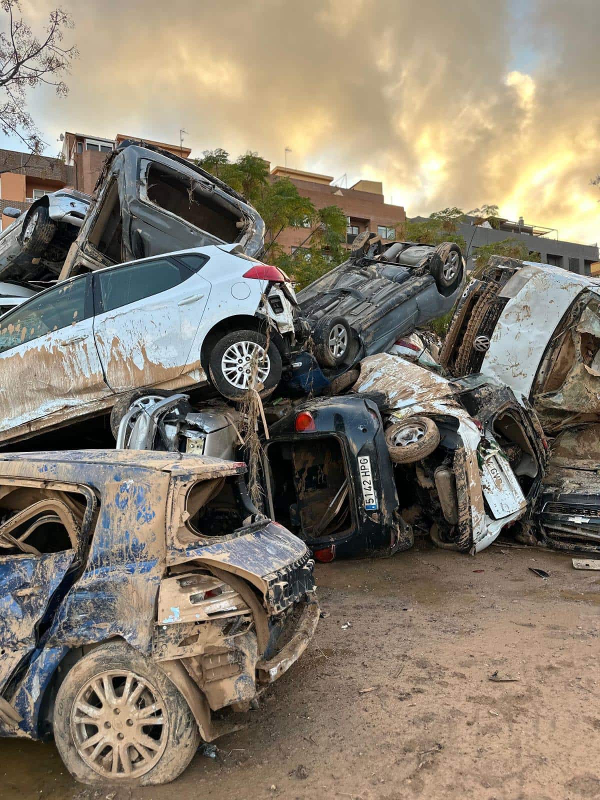 Los coches se amontonan en las calles del pueblo de Aldaya