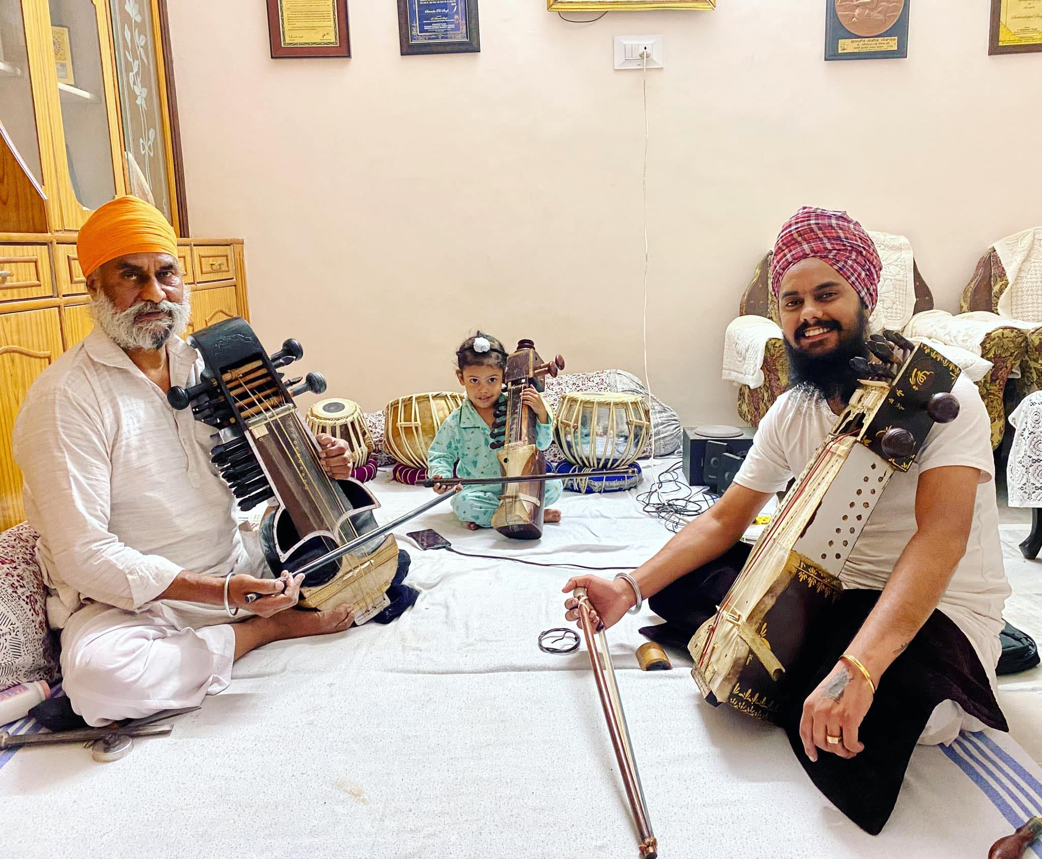 ਸੈਂਕੜੇ ਹੋਰ ਸ਼ਾਗਿਰਦਾਂ ਤੋਂ ਇਲਾਵਾ, ਉਸਤਾਦ ਸ਼ਮਿੰਦਰ ਪਾਲ ਸਿੰਘ ਦੇ ਪੁੱਤਰ ਸਤਵਿੰਦਰ ਪਾਲ ਸਿੰਘ ਨੇ ਵੀ ਉਨ੍ਹਾਂ ਤੋਂ ਸਾਰੰਗੀ ਸਿੱਖੀ ਹੈ। 