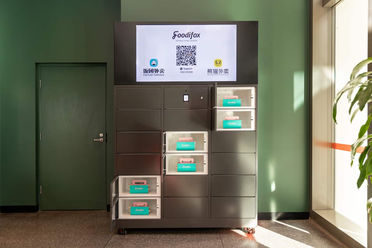 大楼里的智能保温外卖柜。