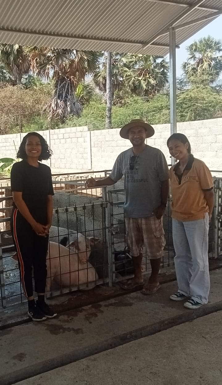 Ismenio Martins, nain ba negosiu produsaun biogas hamutuk ho estudante nain rua hare fahi luhan