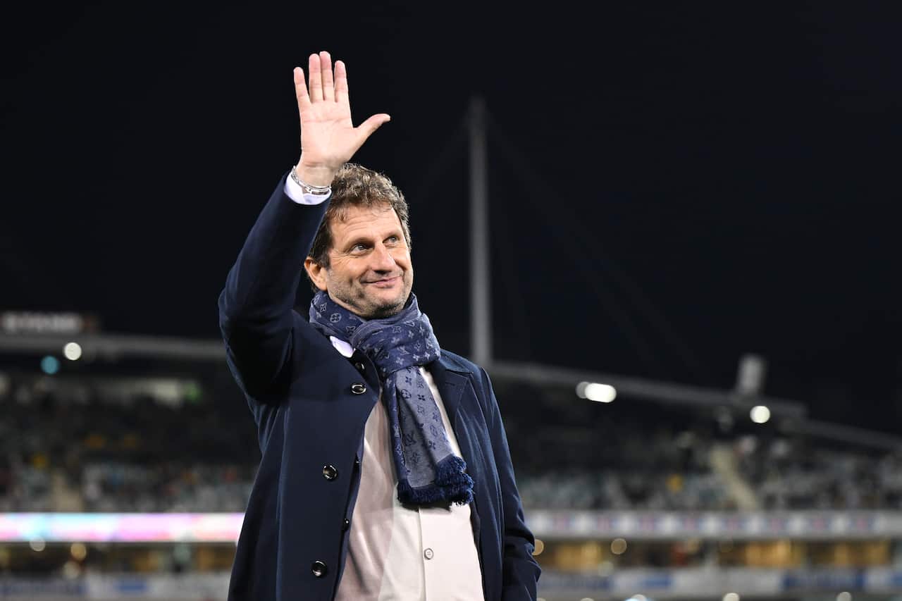 Joe Montemurro saluta la folla prima dell'amichevole Australia - Argentina e prima di diventare ufficialmente il nuovo allenatore delle Matildas.