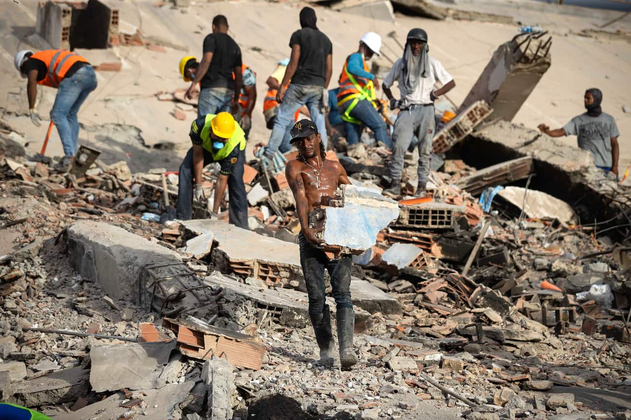 Search for missing persons in La Guaira after two earthquakes struck Venezuela