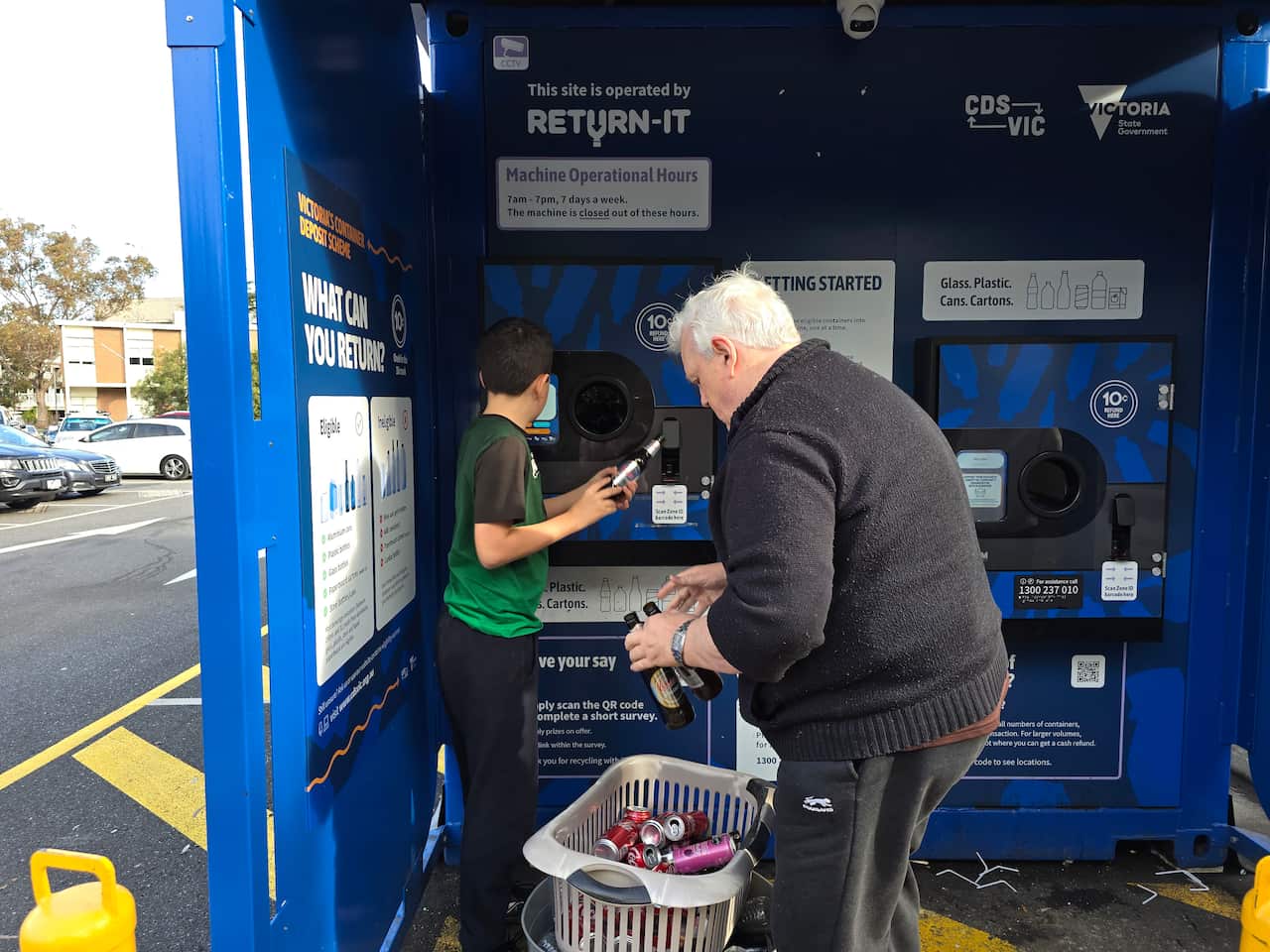 손자와 함께 용기 보증금 제도(Container deposit scheme)를 이용하고 있는 맥클란 앤드류(Andrew Mclean)씨 Credit: SBS Korean
