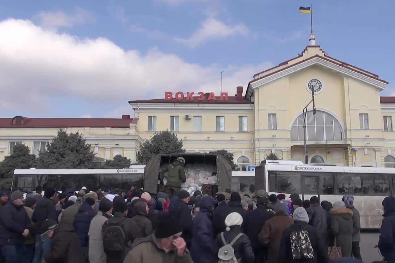 Ukraine: Handing out humanitarian aid in Kherson