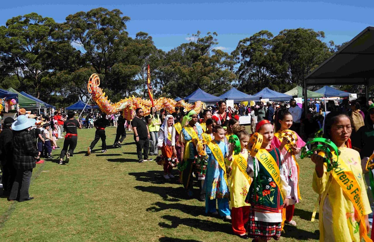 Trẻ em trong trang phục truyền thống tham gia cuộc diễu hành đa văn hóa tại Lễ hội Thiếu nhi Canterbury–Bankstown năm 2025. Nguồn: Children's Festival Organisation Inc.
