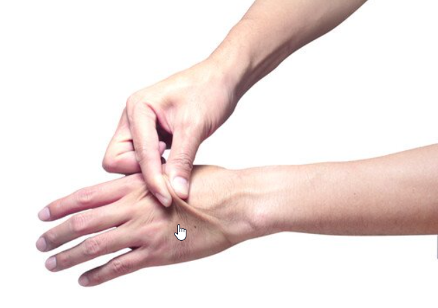 손등 꼬집기