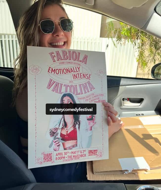 Fabiola Valtolina con la locandina del suo spettacolo.