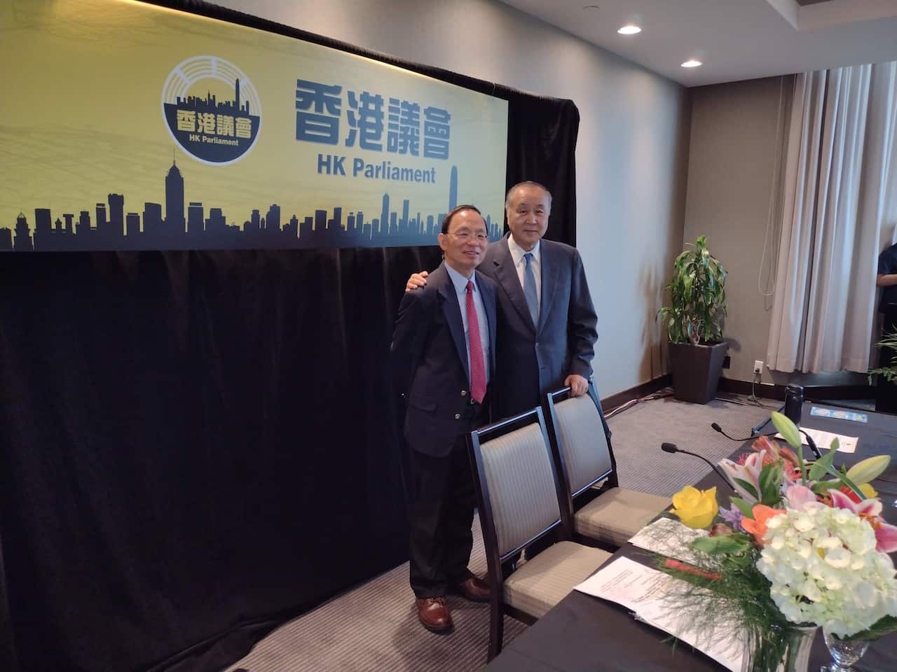 何良懋（左）與袁弓夷在「香港議會籌備委員會」記者會上。