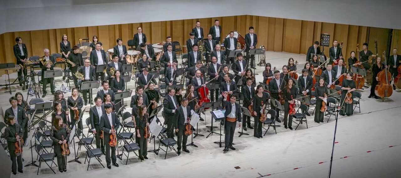 Darrell Ang and Sichuan Symphony Orchestra.jpg