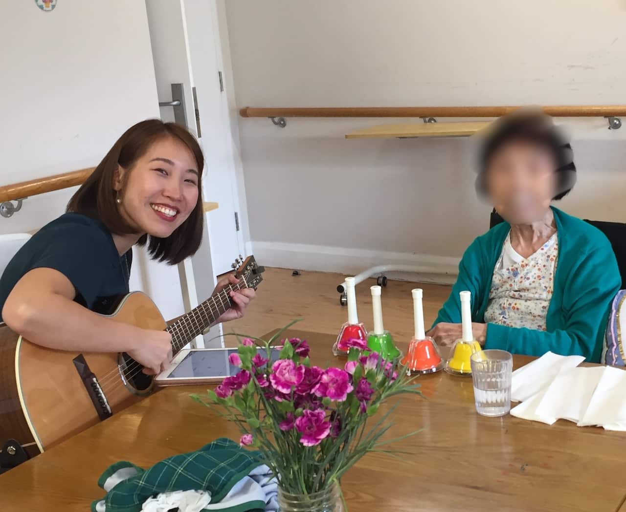 當鄧麗君的歌聲響起,這位一直沉默寡言的長者重新開口唱歌。