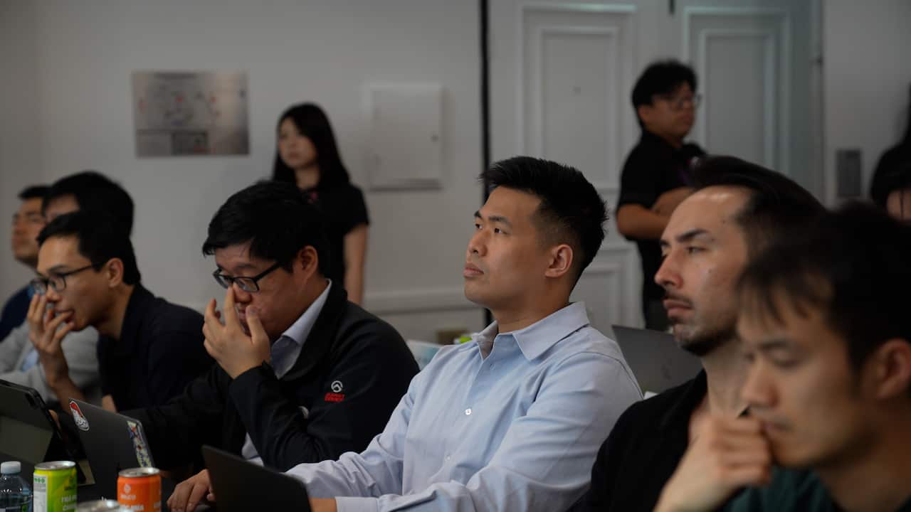 Giám khảo James Dinh, kiến trúc sư giải pháp tại Amazon Web Services (AWS), theo dõi phần thuyết trình của các đội thi. Nguồn: SBS Tiếng Việt.