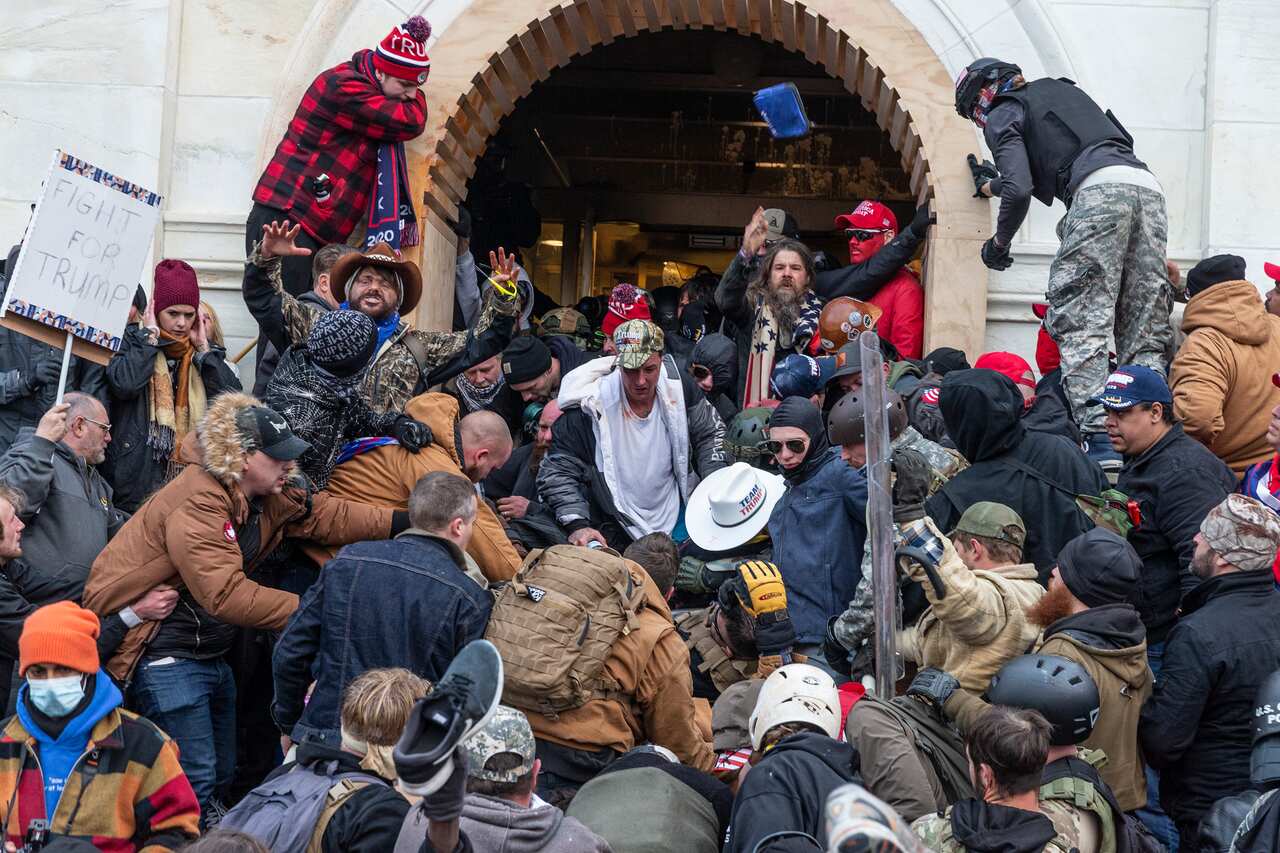Rioters clash with police trying to enter Capitol building