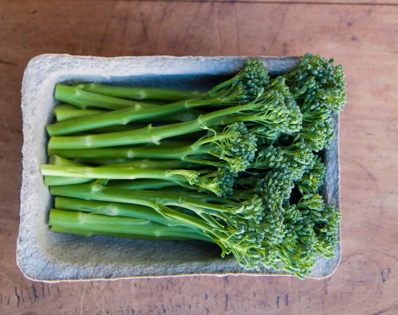 托盤中的西蘭花