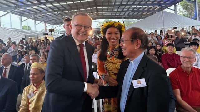 Thủ Tướng Australia và Cha Van Chi.jpg