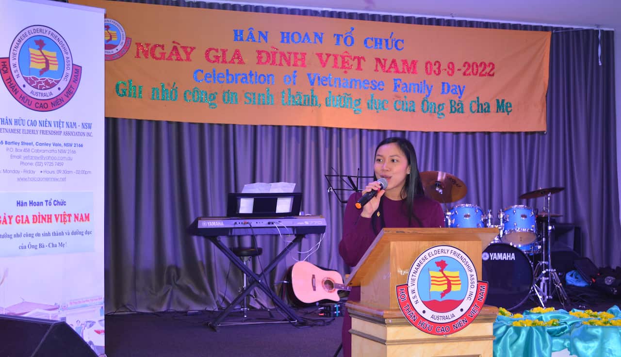 Cô Tú Lê, đại diện Tuổi Trẻ, trình bày về nếp sống tại Úc để người cao tuổi biết và thông cảm với  con cháu.