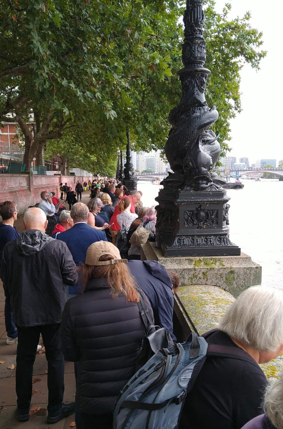 Fila di persone sul Tamigi per vedere il feretro della regina Elisabetta II.