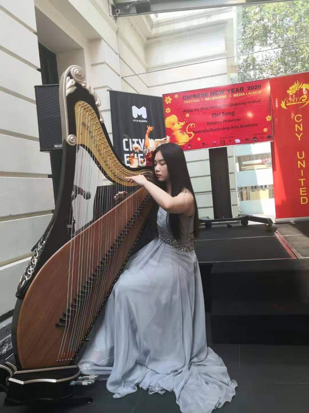 子溪在2020年的一个春节活动上演奏箜篌