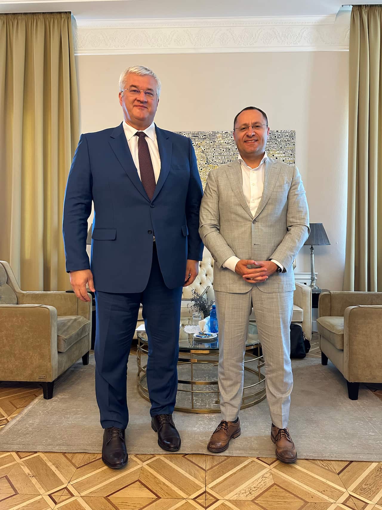 Міністр закордонних справ України Андрій Сибіга і Посол України в Австралії Василь Мирошниченко.jpg