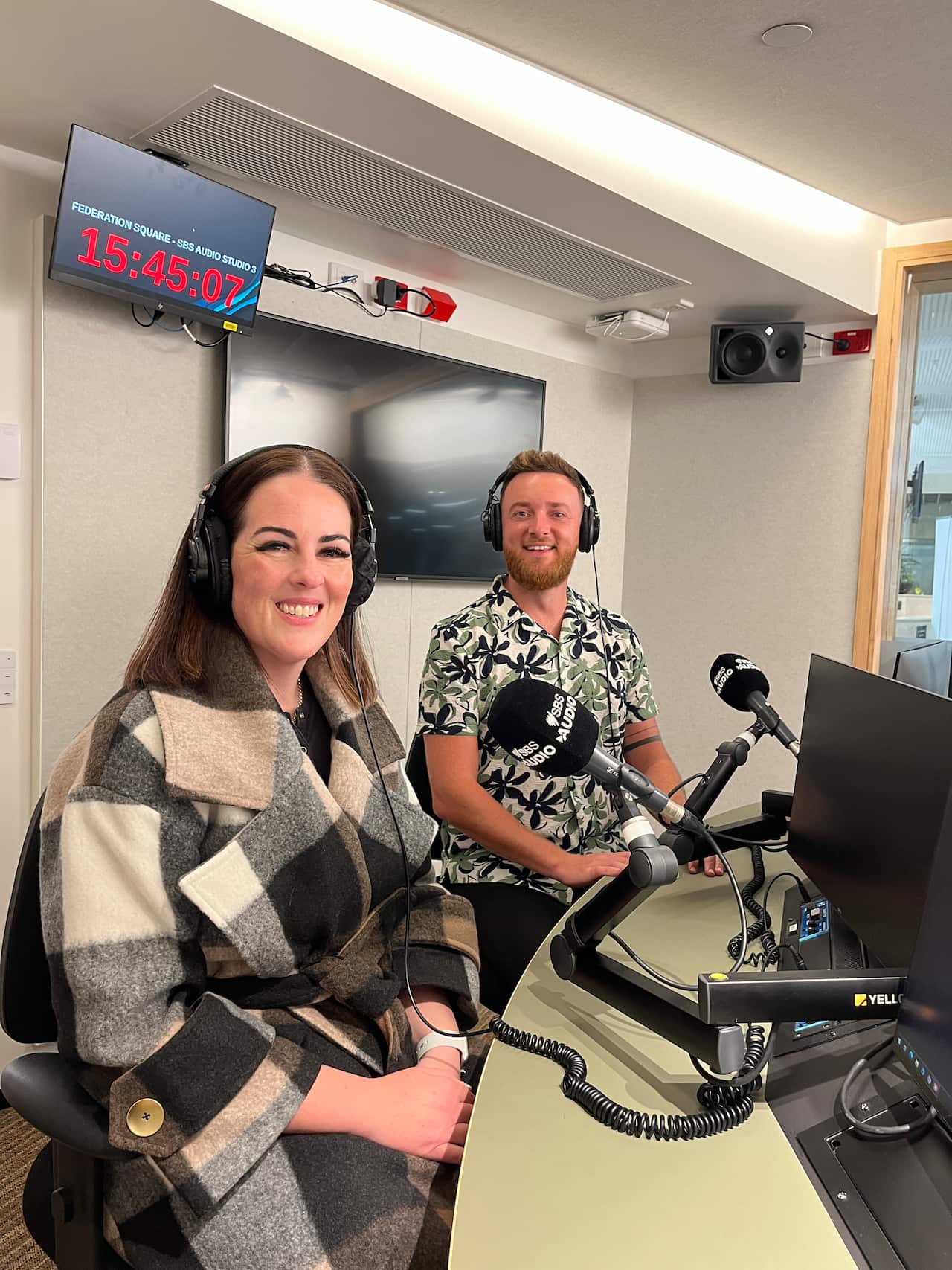 Η Belinda Payne, μητέρα του Teddy (Theodore) και ο Στάθης Βαμβουλίδης στο στούντιο του SBS. 