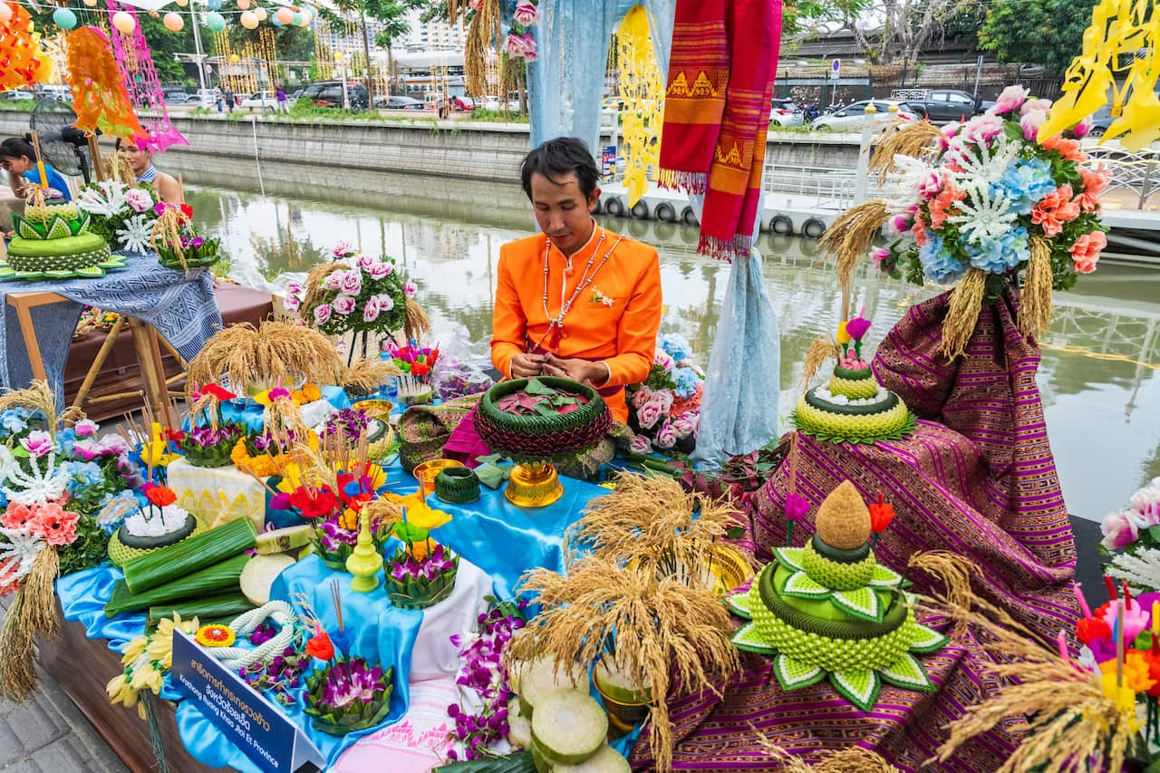 Bangkok-Phadung Krung Kasem Canal-Amazing Night Light of Loi Krathong 2023 (สีสันแห่งสายน้ำ มหกรรมลอยกระทง ปี 2566) 2300637BS.jpg