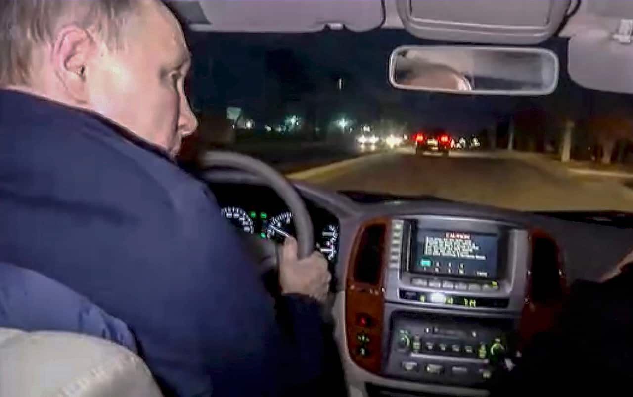 Putin drives a car. 