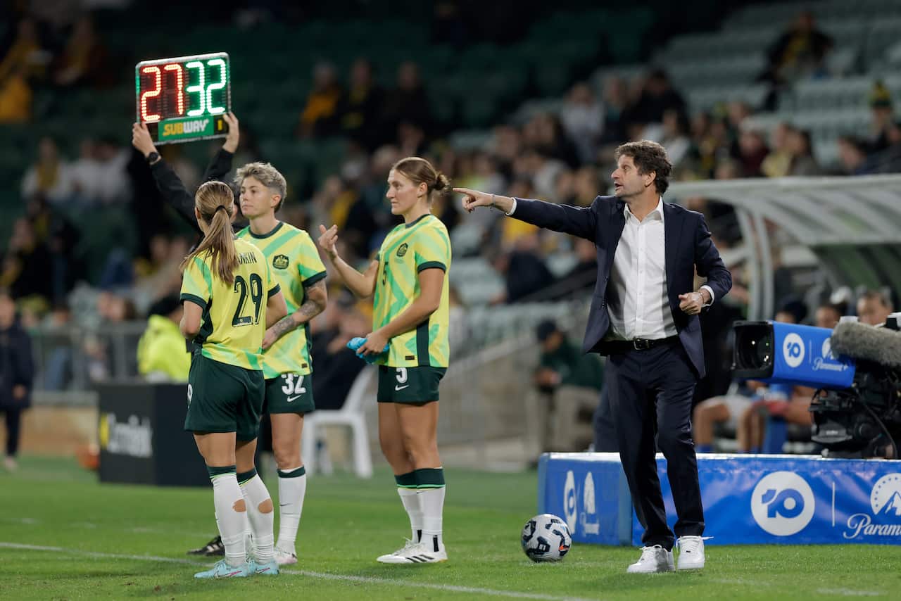 Joe Montemurro mentre sostituisce alcune giocatrici nell'amichevole tra Australia e Slovenia il 26 giugno a Perth.