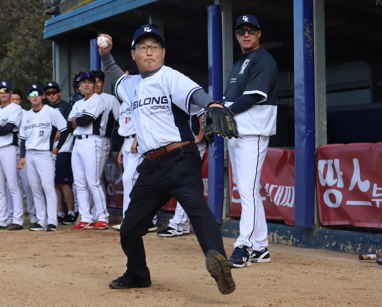 이창훈 총영사 시구.jpg