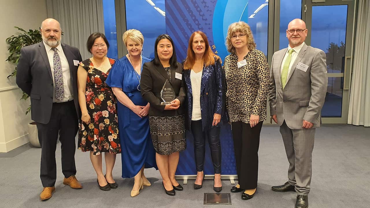 Say Htoo Eh Moero receives "John Nicol Community Service Award 2022" in group