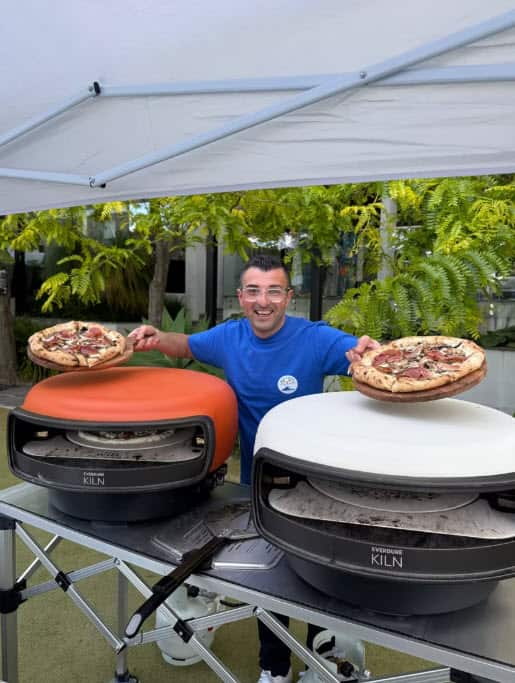 Mariano De Giacomi in azione con i suoi forni portatili.
