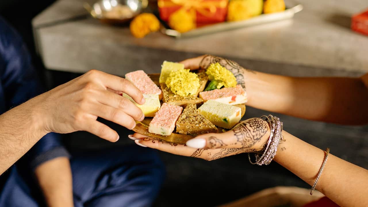 Sharing food can result in the transmission of H. pylori to another individual.