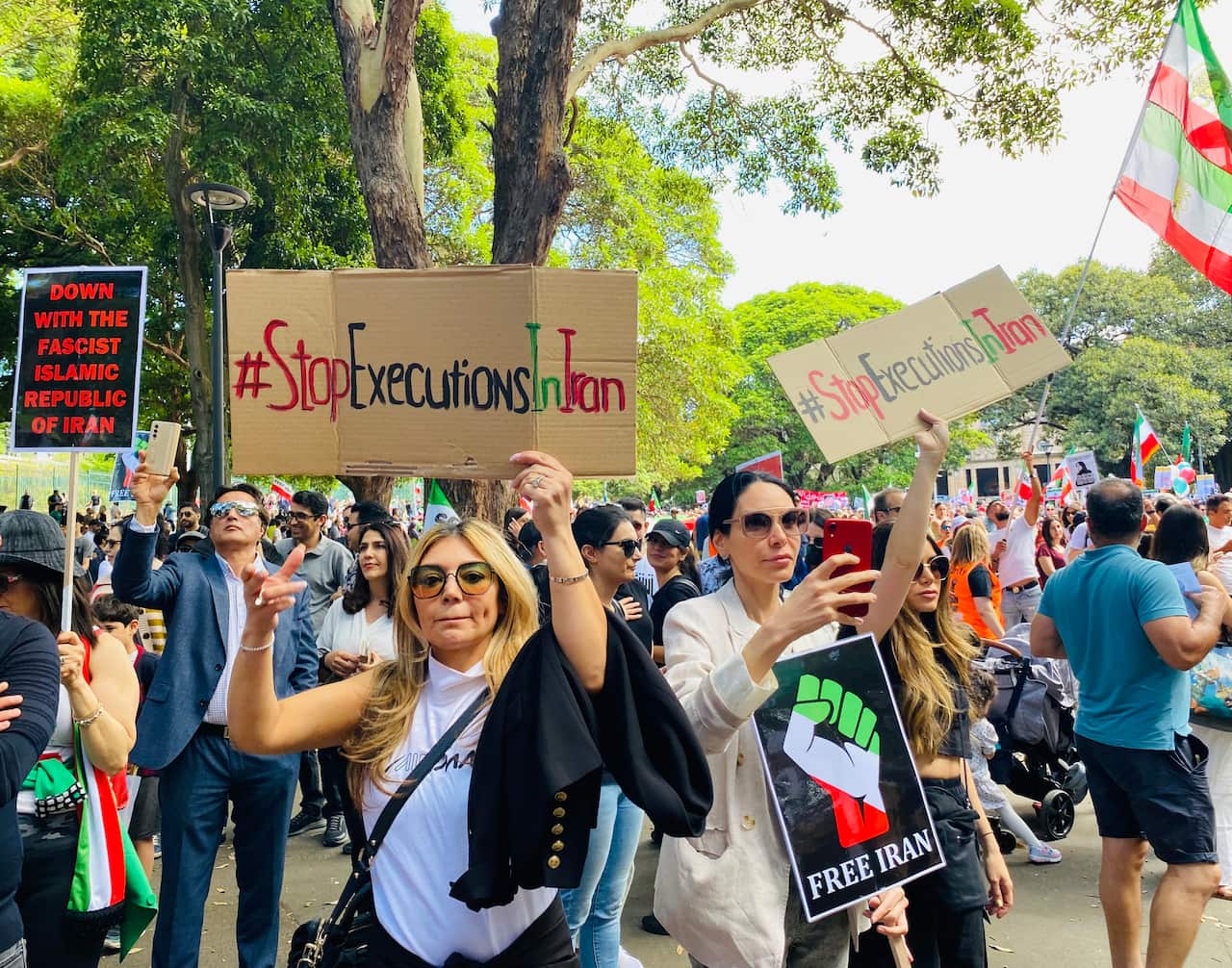 Protesters in Sydney on International Human Rights Day calls for stopping execution In Iran
