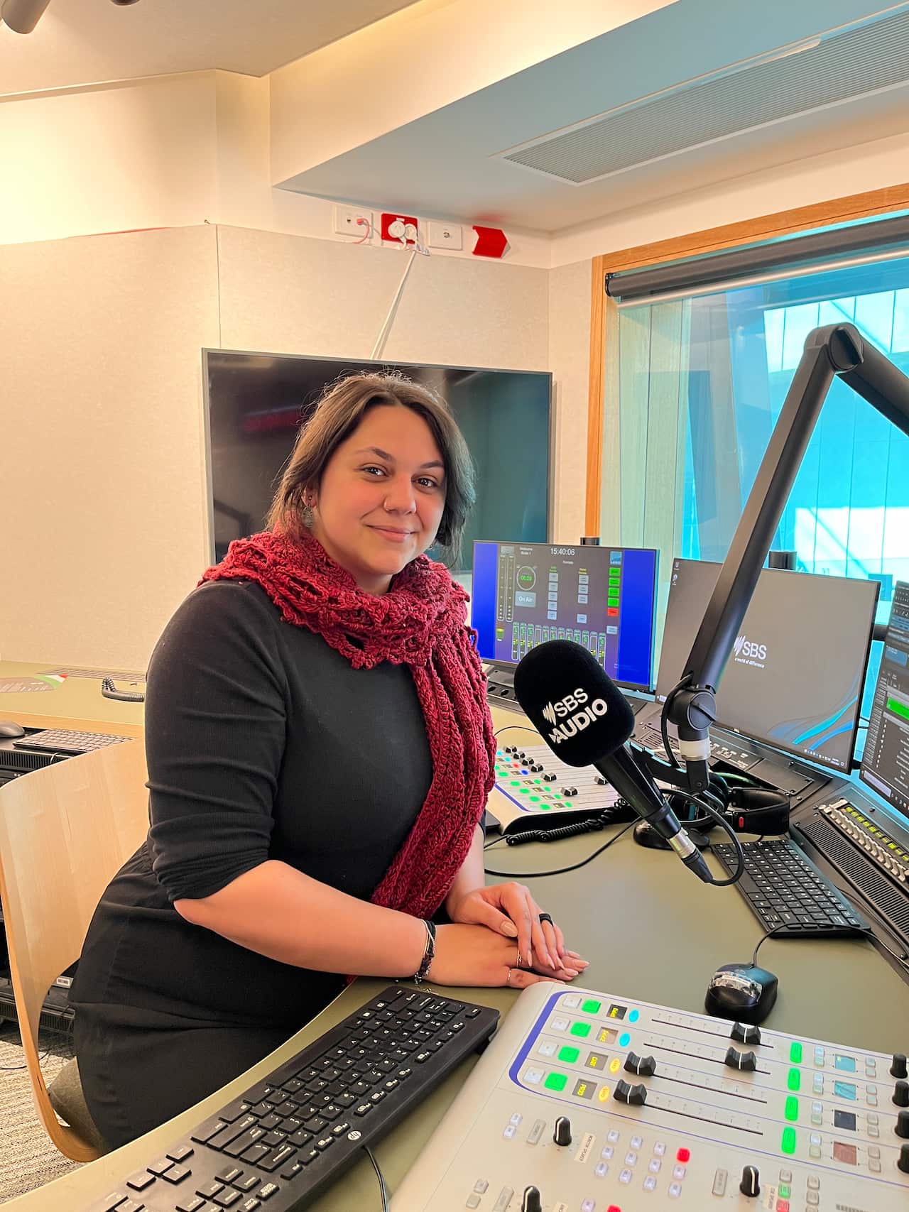 Η ηθοποιός Ελένη Μπεβέλη στο στούντιο της SBS στη Μεβλούρνη 