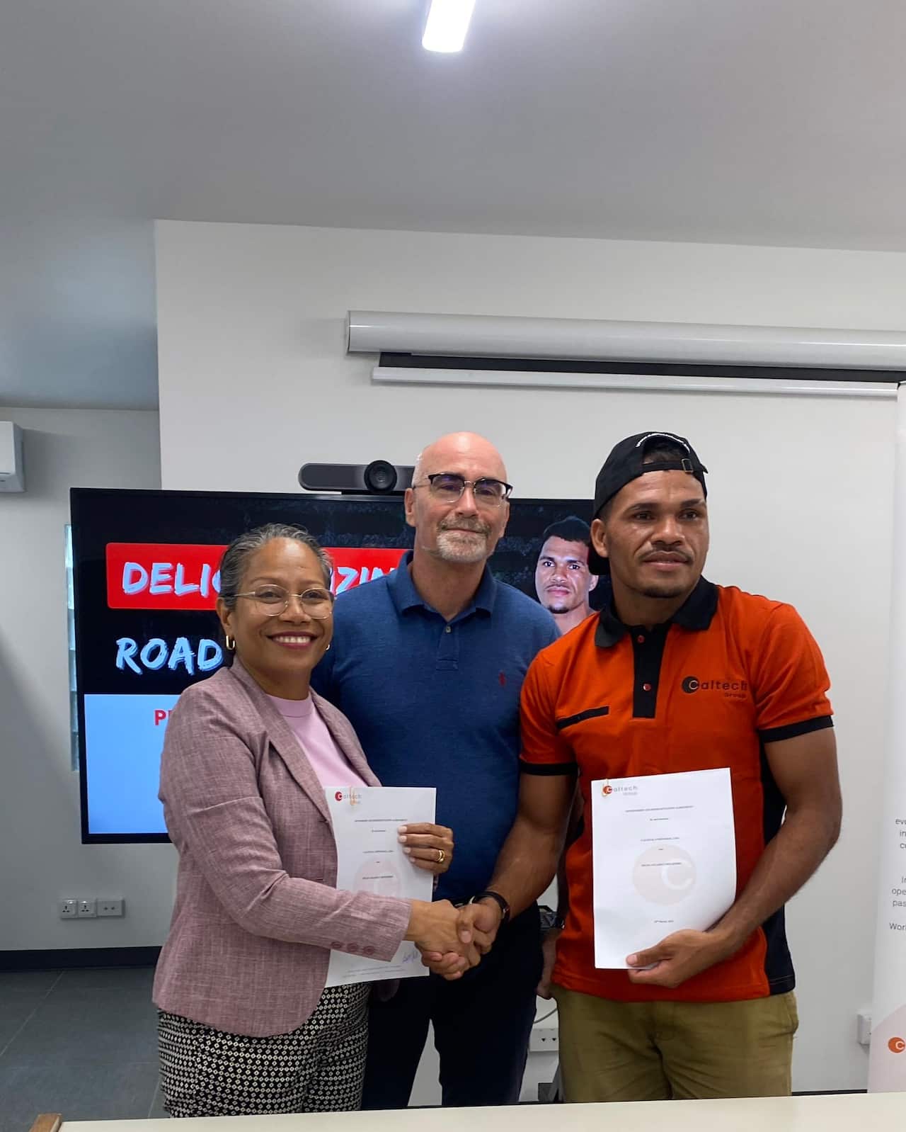 Delio Anzacqeci Mouzinho hamutuk ho nia sponsor Caltech group Timor-Leste