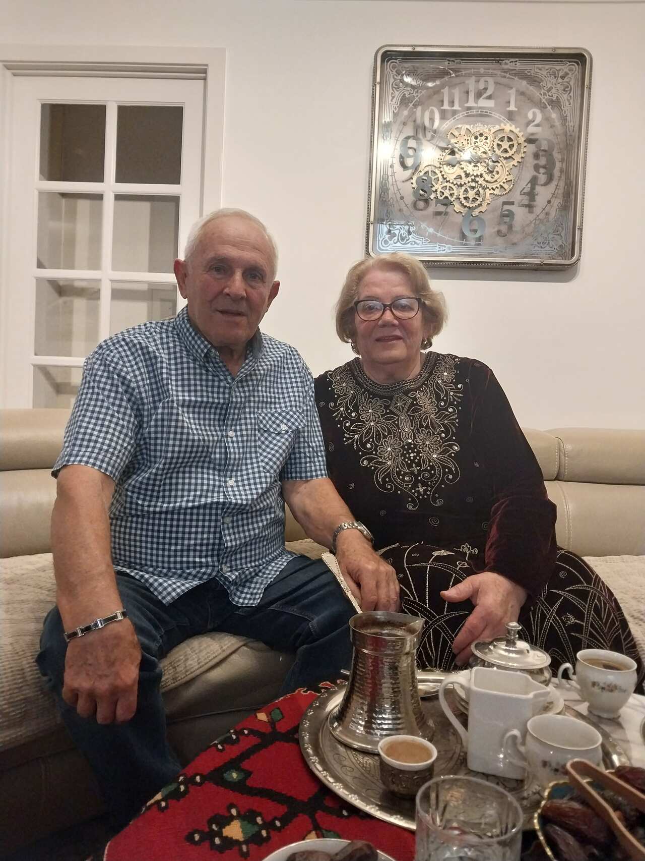 Srdačni domaćini Nail in Sadeta Šulić na iftaru u njihovom domu, ramazan 2024. godine.jpg