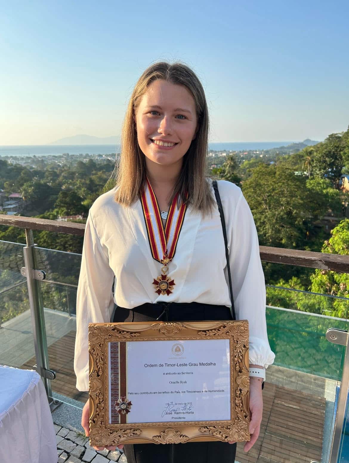 Ornella Byak ho nia sertifikadu Ordem de Timor Grau Medalha