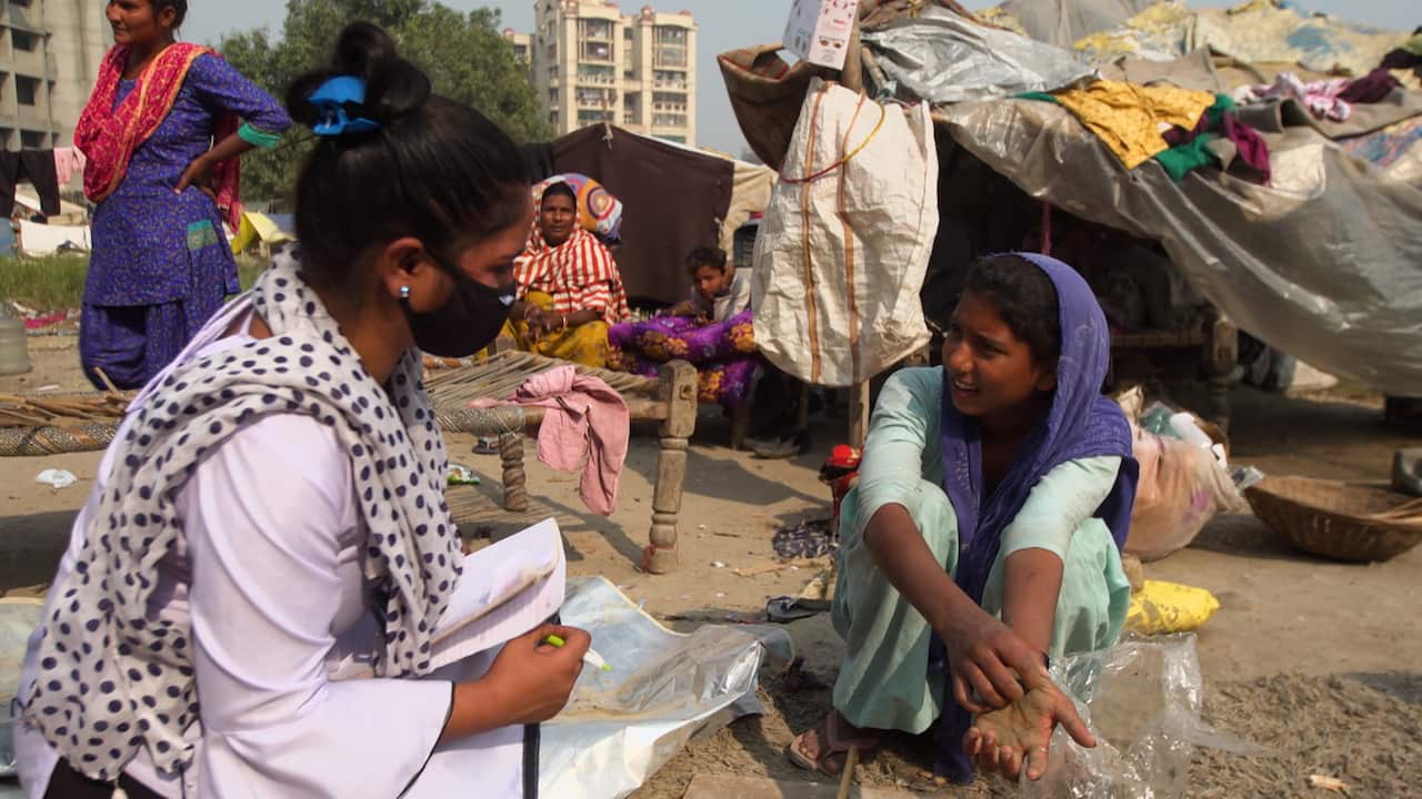 Jyoti speaking to a young girl on the streets of Delhi.