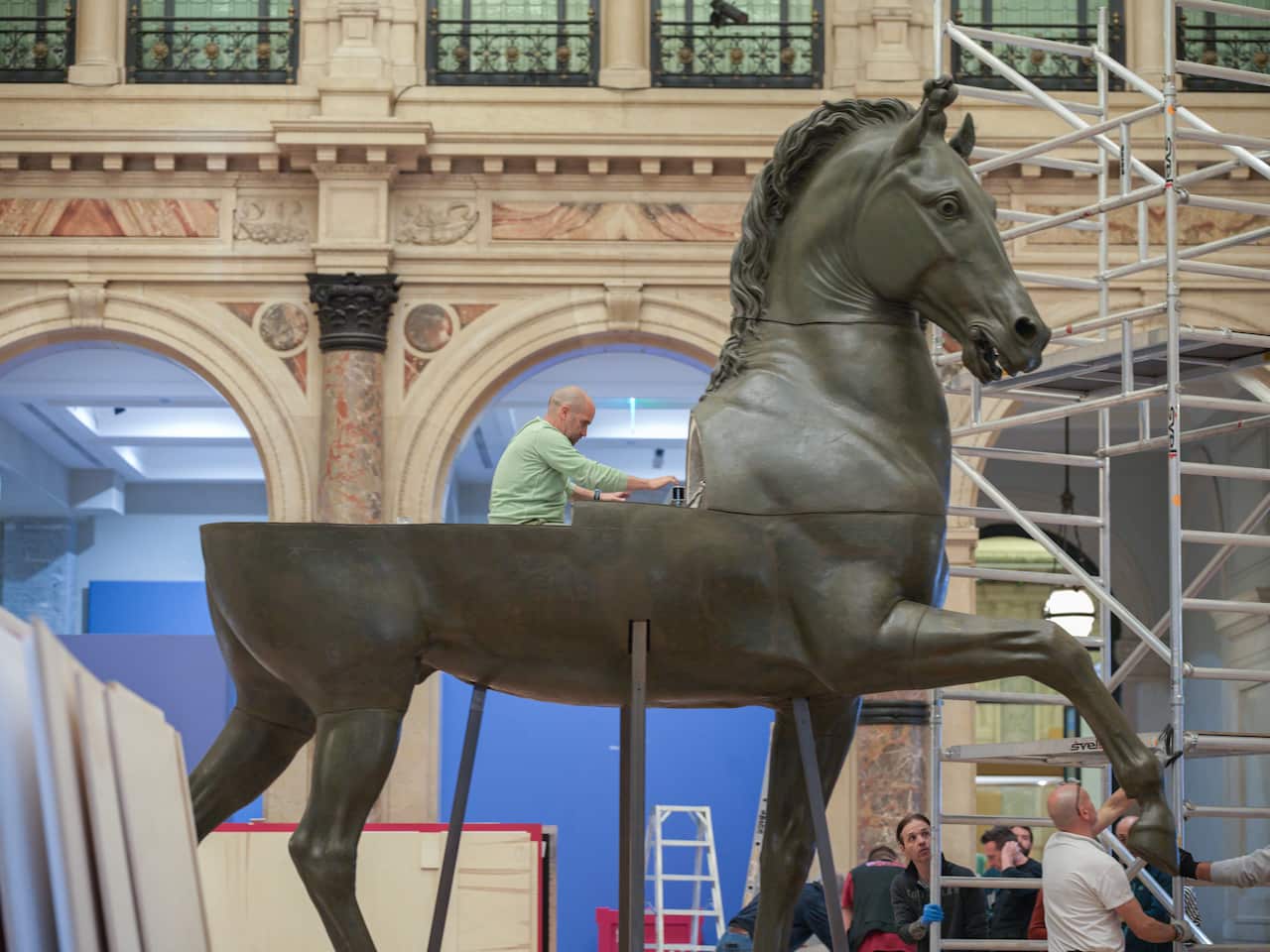 L'installazione del "Cavallo Colossale" di Antonio Canova (c.1819-21) alle Gallerie d’Italia a Milano, per la mostra "Eterno e visione. Roma e Milano capitali del Neoclassicismo".