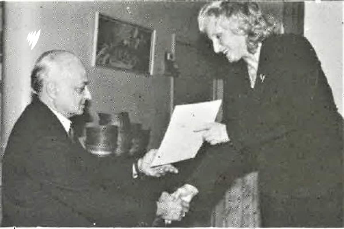 Βράβευση του Γιάννη Κατσαρά σε λογοτεχνικό διαγωνισμό το 1995 με την δημοσιογράφο Βίβιαν Μόρρις