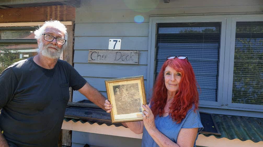 04 Mongarlowe 现在的房主人还在墙上挂着华人的家庭照 墙上写着Che Doc.JPG