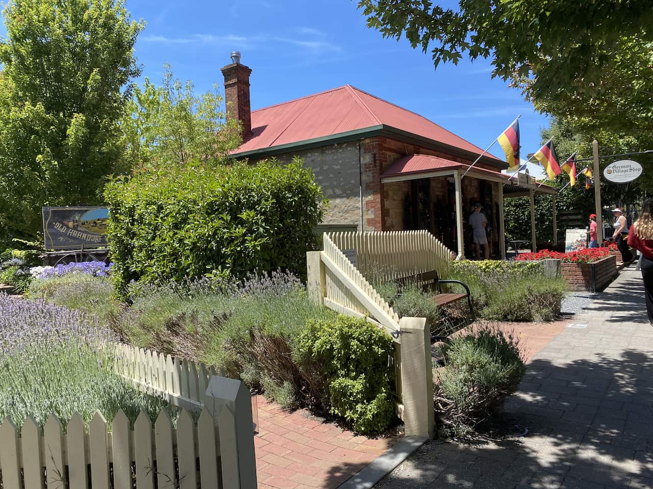 Deutsche Flaggen in Hahndorf Copyright Barbara Barkhausen.jpg