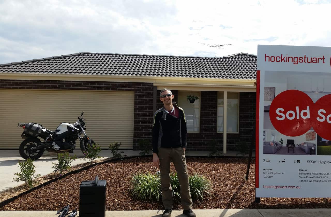 Il sogno australiano completato con l'acquisto della sua prima casa.