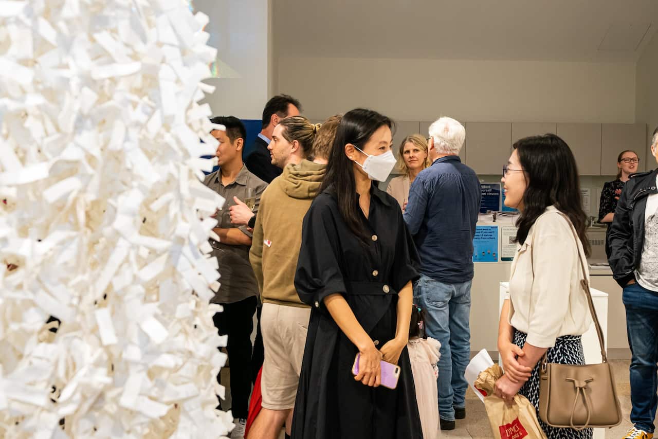 325478494_709556447429346_6765858235512995072_n 전시장 작가 대화.jpg