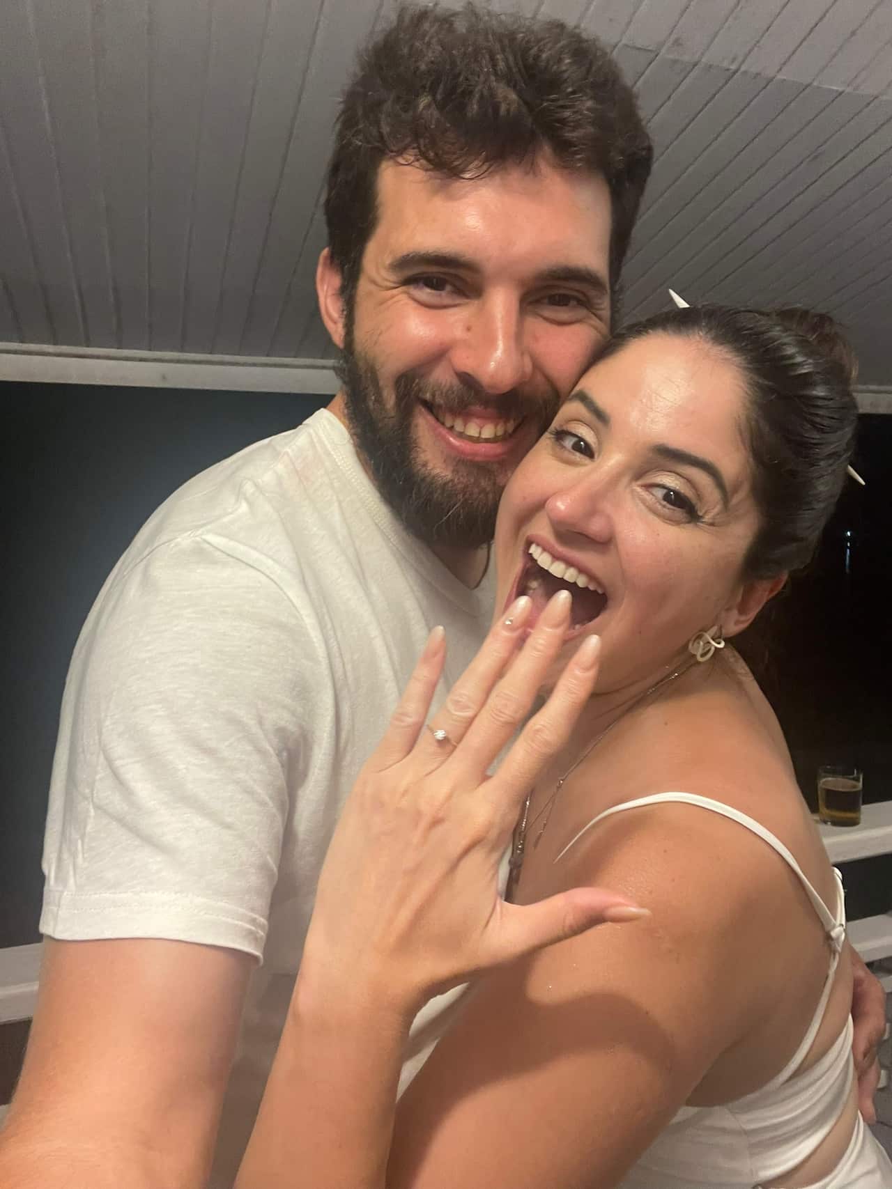 En víspera de Año Nuevo Dino Medina le propuso casamiento a su novia, Carolina Castro en  Nusa Penida, una isla cercana a Bali.