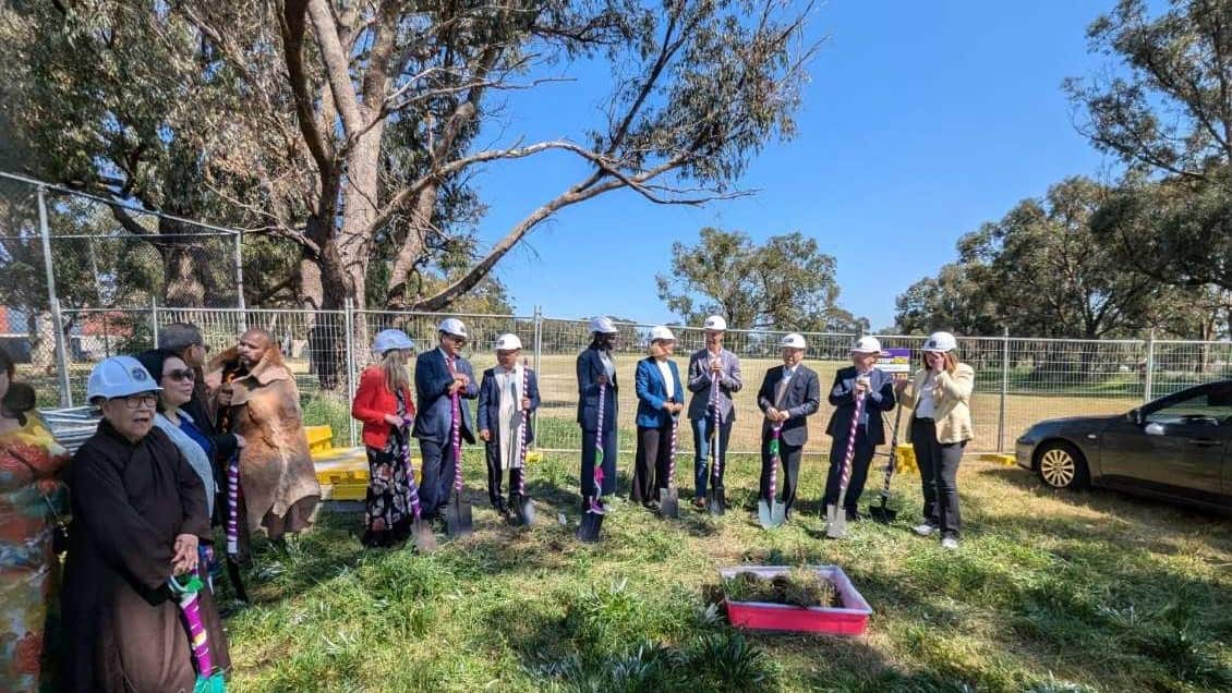 Các quan khách Úc Việt cầm xẻng xúc đất.jpg