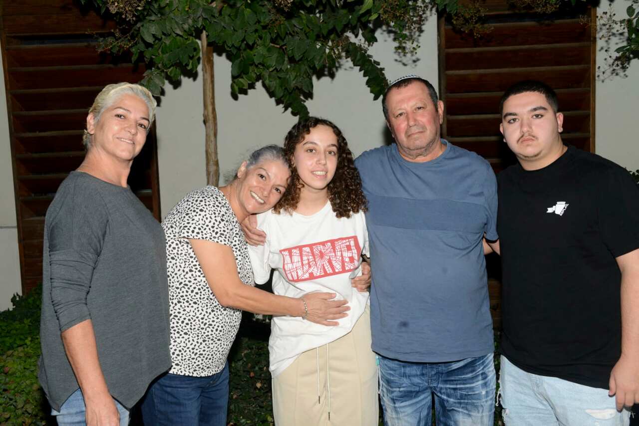 Israeli soldier Ori Megidish is shown with four relatives: one man and three women.